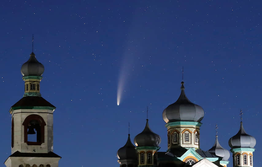 Турец, Белоруссия. Комета в небе над храмом