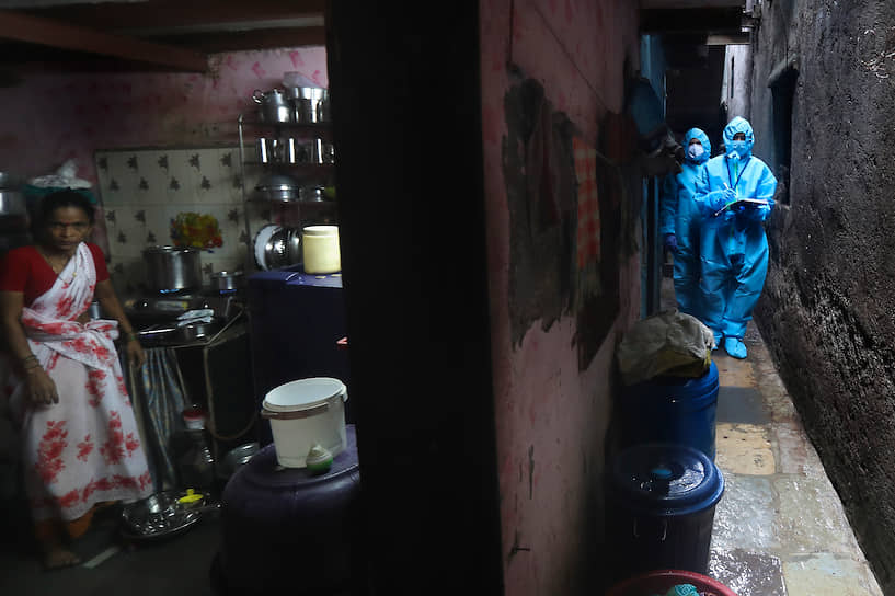 Мумбаи, Индия. Медработники проверяют местных жителей на наличие симптомов коронавируса 