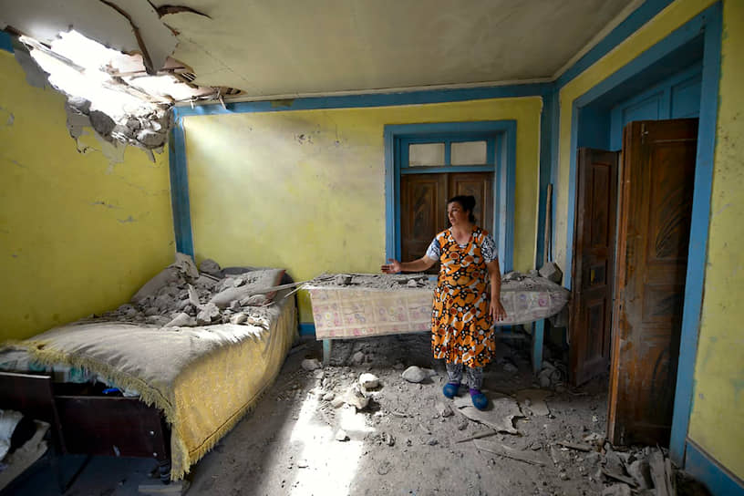 Товузский район, Азербайджан. Женщина показывает разрушения дома после обострения военного конфликта с Арменией