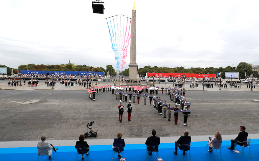 Самолеты оставляют след в виде флага Франции, пролетая над Луксорским обелиском
