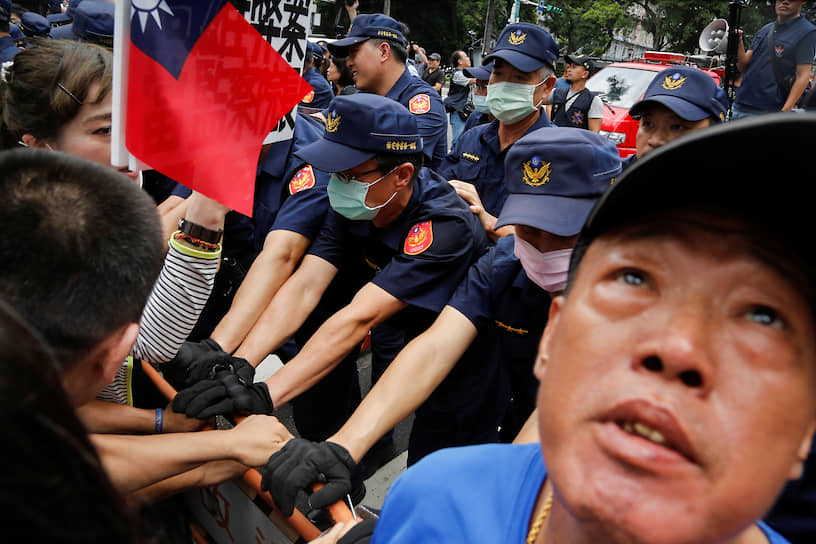 Тайбэй, Тайвань. Столкновения с полицией возле здания парламента 