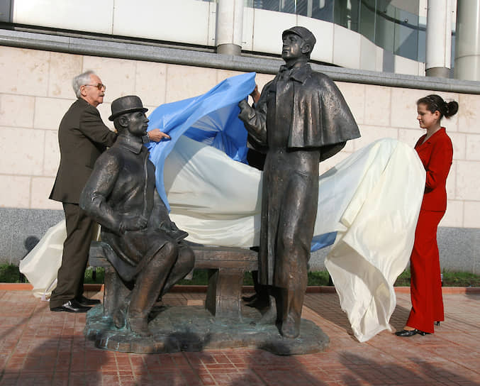 Василий Ливанов на церемонии открытия памятнику Шерлоку Холмсу и доктору Ватсону