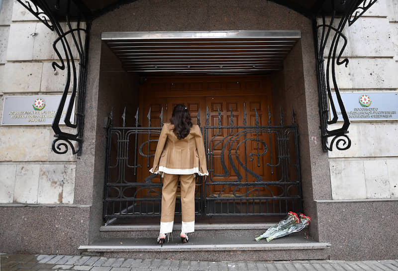 Москва. Женщина возле посольства Азербайджана 