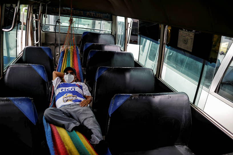 Сан-Сальвадор, Сальвадор. Водитель автобуса отдыхает между рейсами 