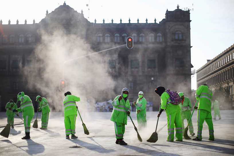 Мехико, Мексика. Рабочие во время уборки площади 