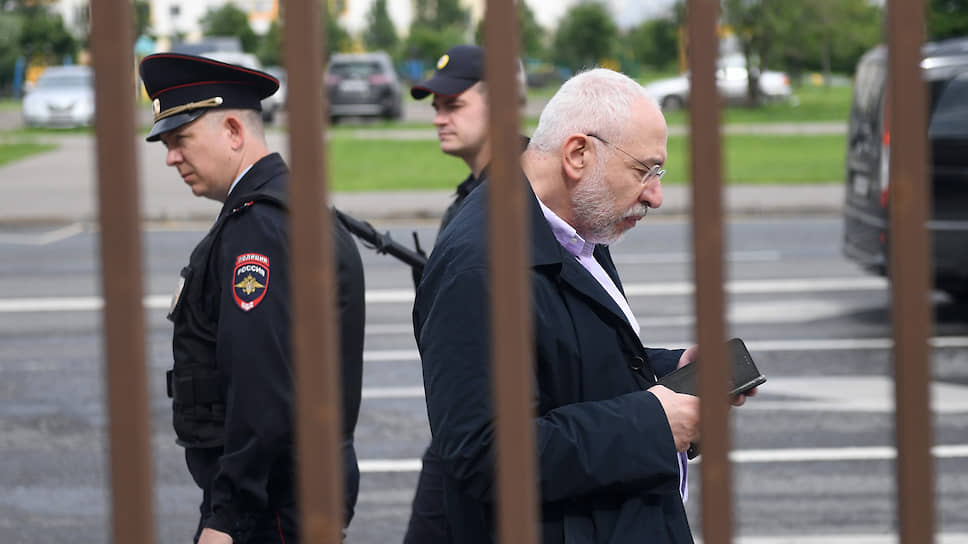 Телеведущий Николай Сванидзе перед началом заседания суда