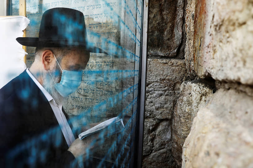 Иерусалим, Израиль. Мужчина молится у Стены плача 