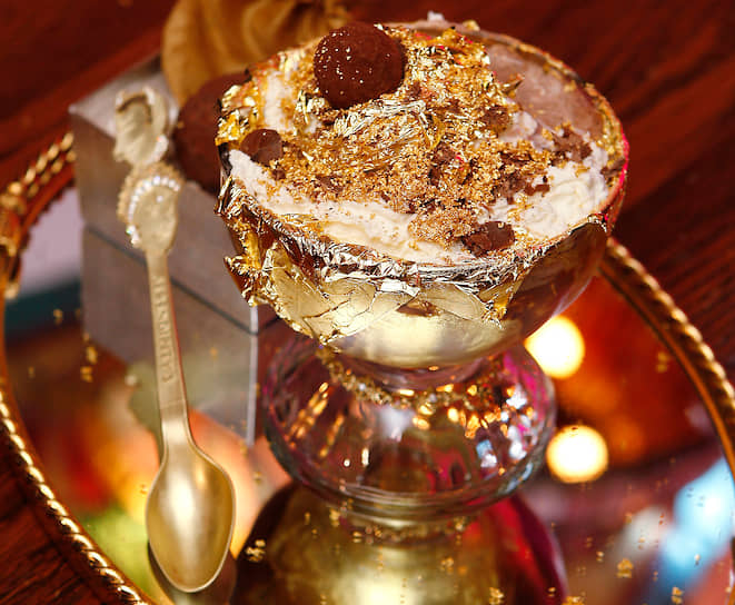 В 2007 году десерт «Frrrozen Haute Chocolate» был занесен в книгу рекордов Гиннесса как самый дорогой в мире. Мороженое стоимостью свыше $25 тыс. подается в нью-йоркском ресторане, оно готовится из какао-бобов 28 редких сортов с добавлением золота 23 карат. Десерт украшен взбитыми сливками, также покрытыми тонким слоем золота