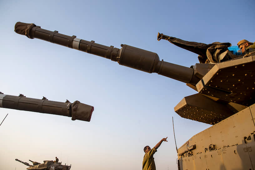 Голанские высоты. Солдаты возле танков на контролируемых Израилем территориях  