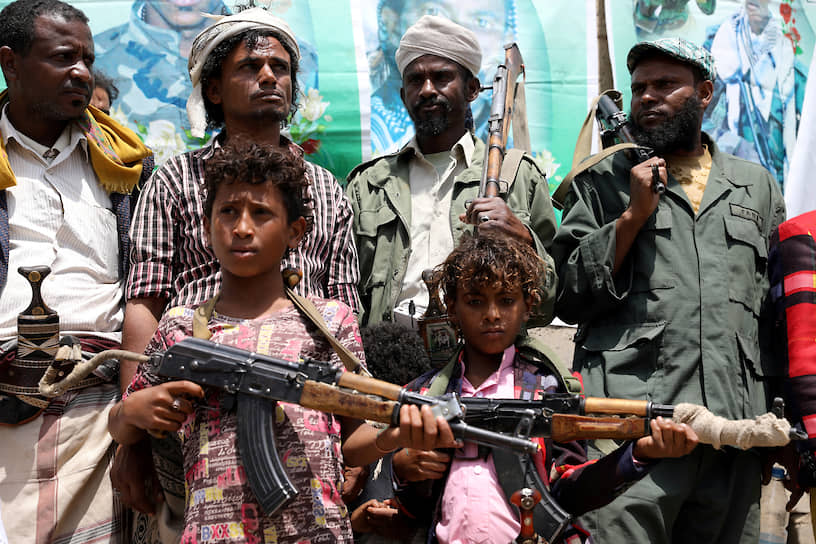 Сана, Йемен. Дети с оружием на собрании хуситов 