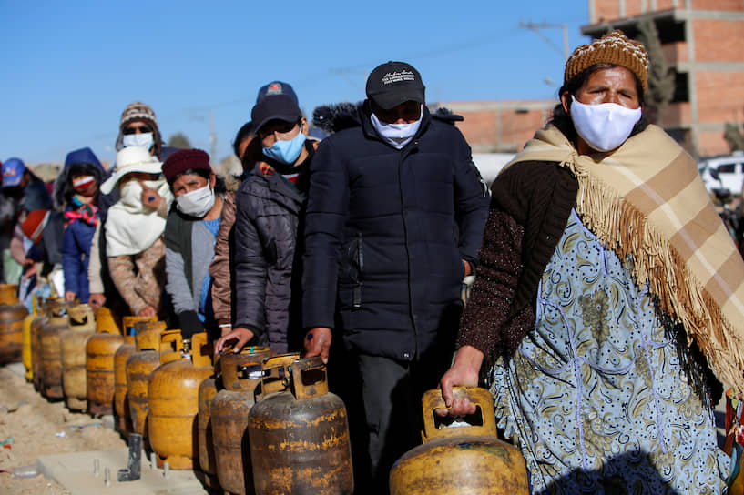 Эль Альто, Боливия. Люди стоят с канистрами в очереди за газом 