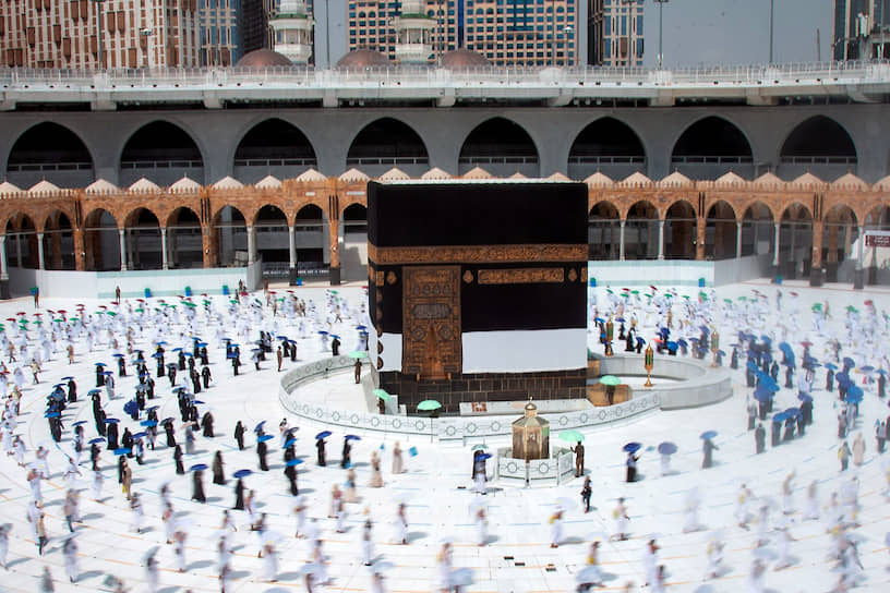 Мекка, Саудовская Аравия. Паломники соблюдают социальную дистанцию во время хаджа 