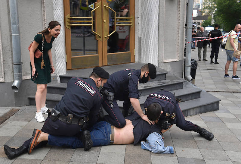 2 июля. Москва. Задержание гражданина за неповиновение полиции