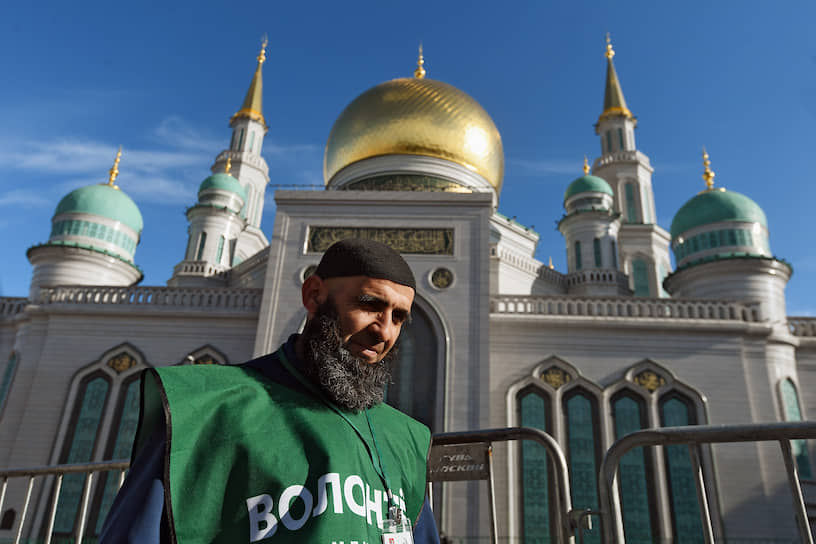 Волонтер возле Московской соборной мечети 