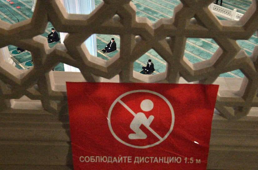 Объявление на балконе в Московской соборной мечети 