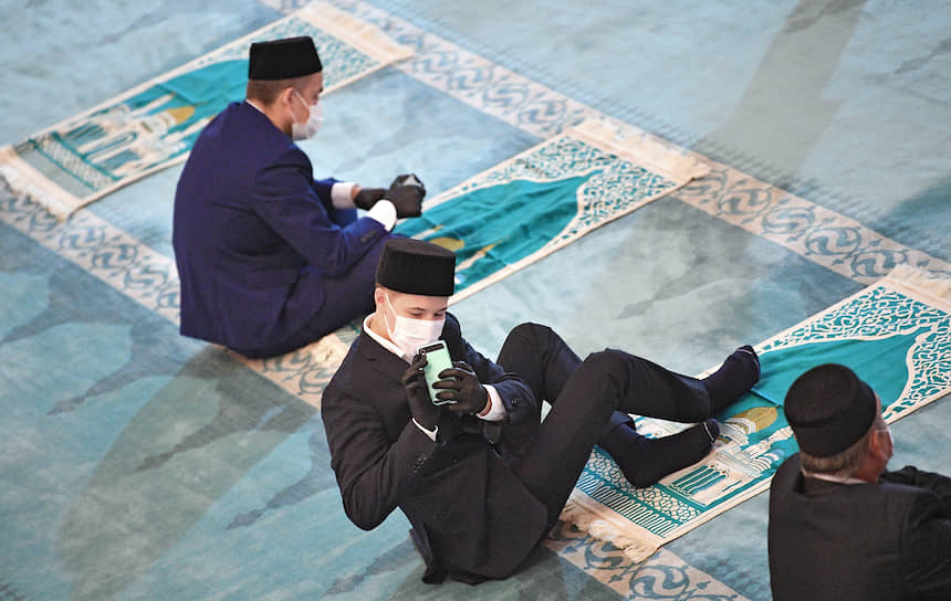 Мусульмане во время намаза в Московской соборной мечети 