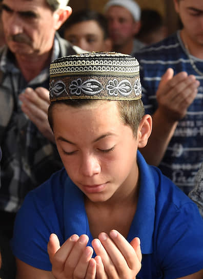 Мусульмане во время молитвы в крымском селе Изобильное 