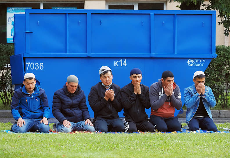 Мусульмане празднуют Курбан-байрам в Санкт-Петербурге 