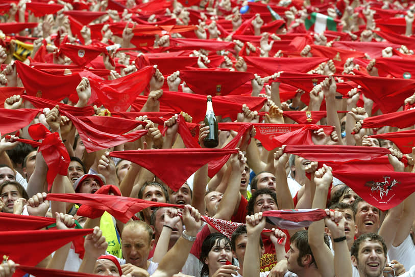 Испанцы празднуют с шампанским открытие фестиваля Сан-Фермин в Памплоне. Частью праздника является традиционный забег с быками по улицам города