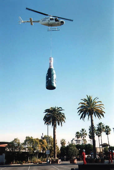 Дорогое шампанское стало символом роскоши. 29 декабря 1999 года вертолет доставил огромную бутылку с напитком для закрытой новогодней вечеринки Universal Studios в Лос-Анджелесе. Ее вес составлял 4 тонны 