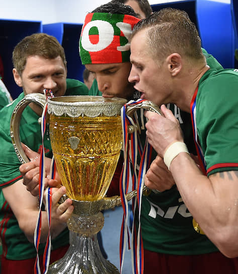 KMO 158237 00074 1 t222 152551 фото с шампанским в поле