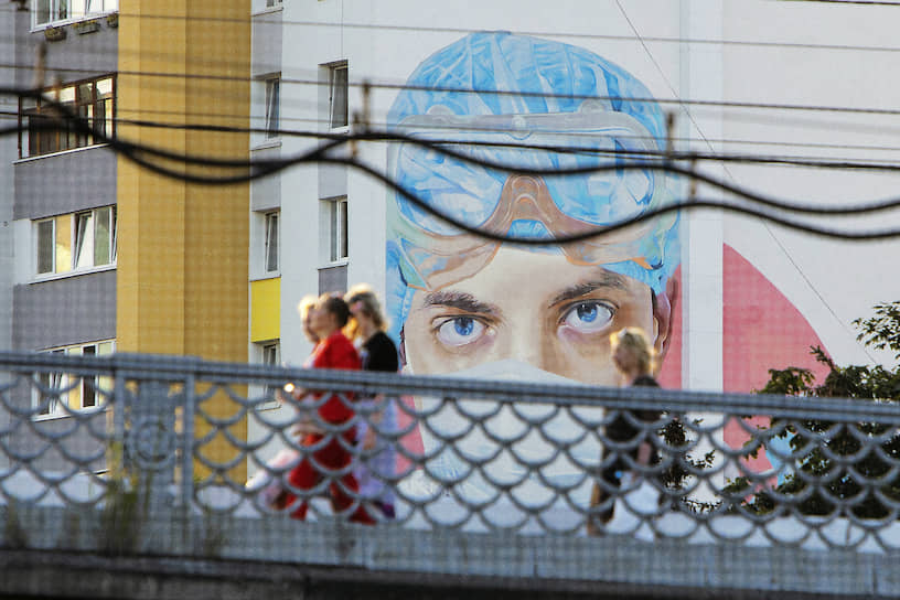 Калининград, Россия. Граффити с изображением врача на стене дома в центре города