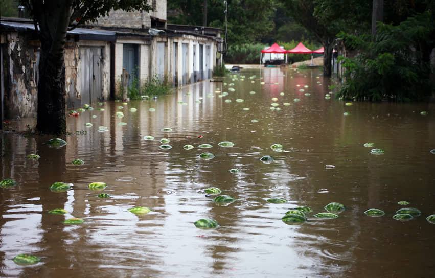 Плавающие после наводнения в Керчи арбузы , 2021 год