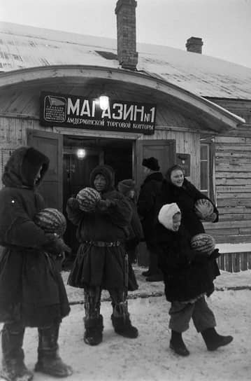 Продажа арбузов за Полярным кругом — в поселке Амдерма на берегу Карского моря, 1952 год