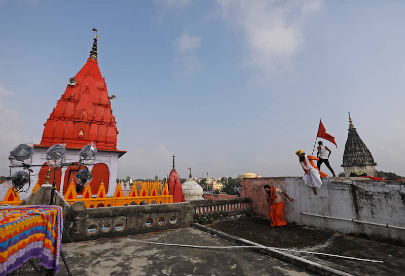 Айодхья, Индия. Индийские садху перед церемонией закладки храма бога Рамы