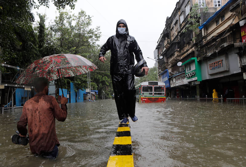 Мумбаи, Индия. Горожане идут по улице после сильного ливня