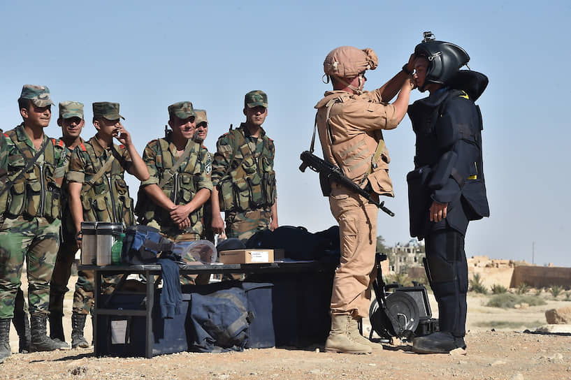 Сирийская арабская армия (1-2 фото) и с ними российская армия сотрудничает