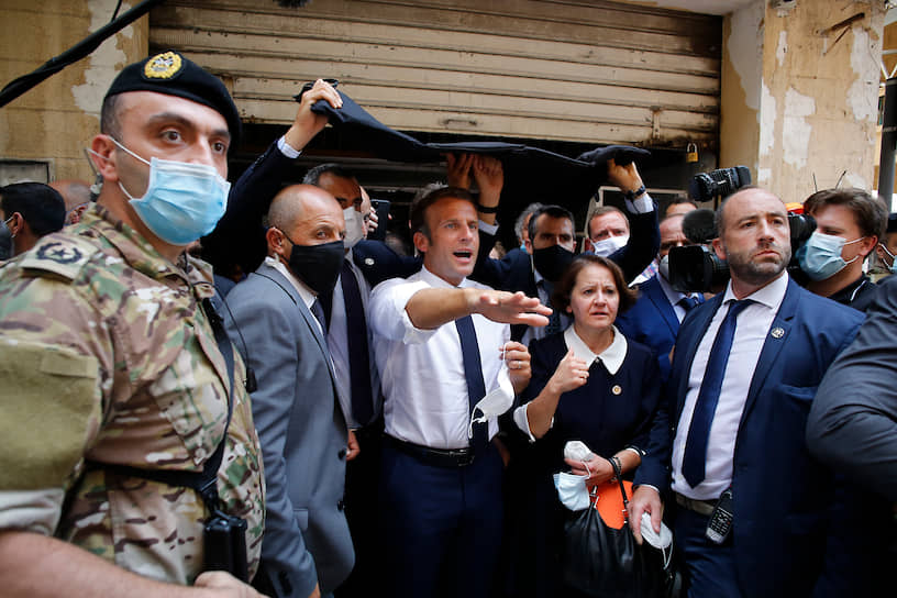 Бейрут, Ливан. Президент Франции Эмманюэль Макрон (в центре), прибывший с визитом в страну после взрывов
