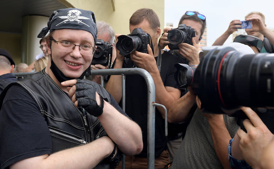 &lt;b>Максим Рощин&lt;/b>, активист. На момент задержания ему было 38 лет, находился под домашним арестом. 6 августа приговорен к шести с половиной годам условно