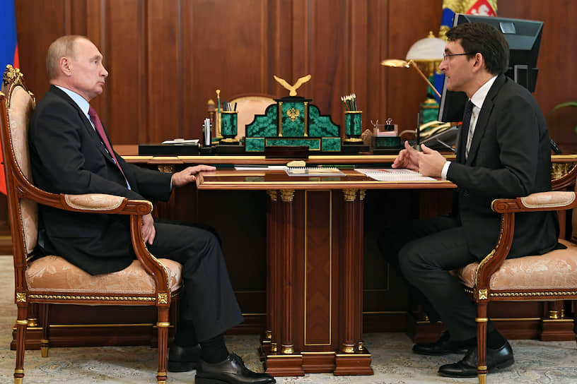 Президент России Владимир Путин (слева) и глава Роскомнадзора Андрей Липов