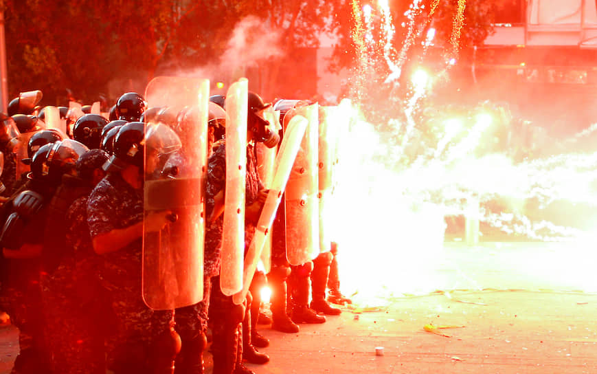 Бейрут, Ливан. Демонстранты бросают фейерверки в полицейских во время антиправительственной акции