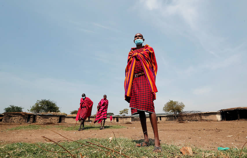 Нарок, Кения. Cтарейшины племени масаи в защитных масках из-за распространения коронавируса