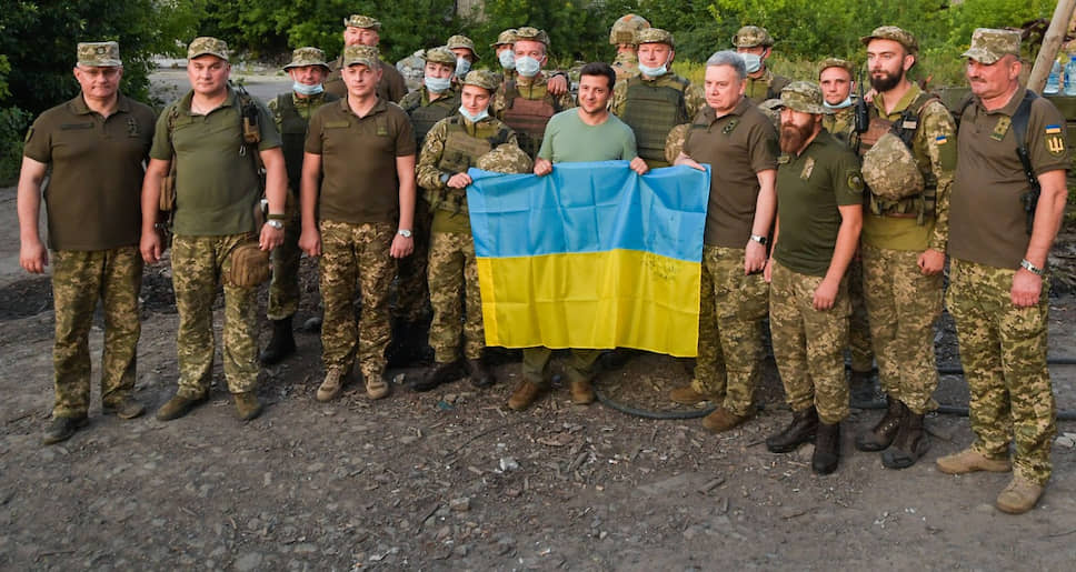 Рабочая поездка президента Украины Владимира Зеленского (в центре) в Донецкую и Луганскую области