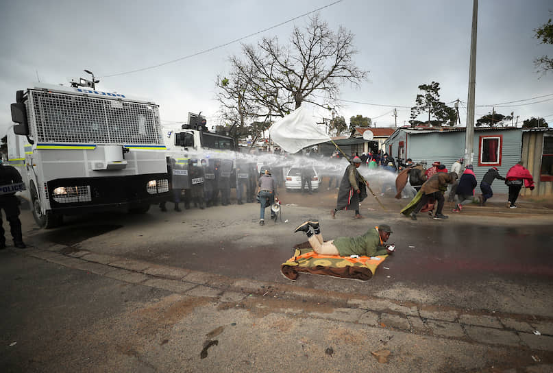 Стелленбос, ЮАР. Полиция применяет водометы для разгона демонстрантов, протестующих против расового и экономического неравенства
