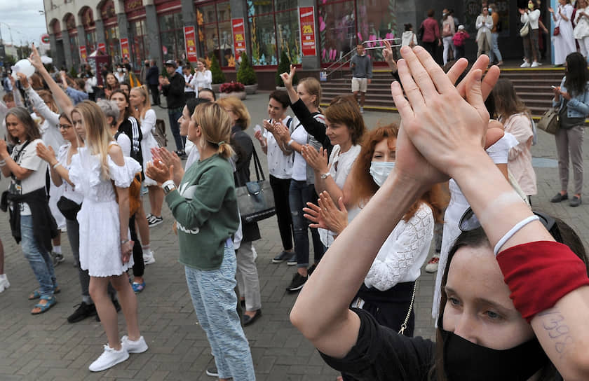 Участники акции в поддержку задержанных и пострадавших вчера днем собрались возле изолятора «Окрестина» в Минске, развернули плакаты и стали хором скандировать: «Держитесь!»