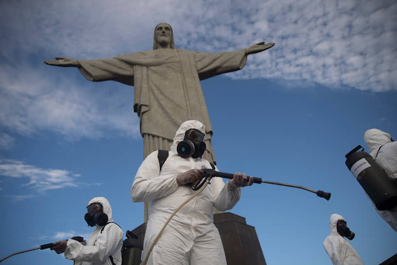 Рио-де-Жанейро, Бразилия. Солдаты дезинфицируют статую Христа-Искупителя
