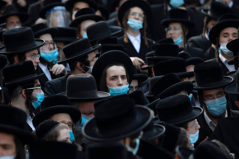 Бней-Брак, Израиль. Ультраортодоксальные евреи в защитных масках на похоронах 72-летнего раввина Рафаэля Аарона Рота, умершего от коронавируса