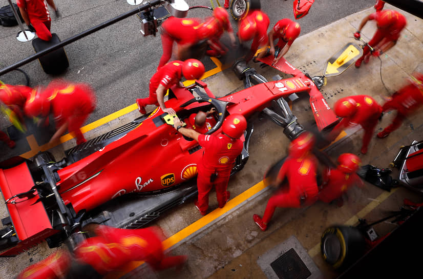 Монтмело, Испания. Механики практикуются в быстрой замене шин во время подготовки к Гран-при «Формулы-1»