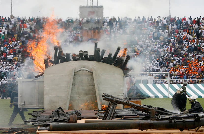 «Сегодня мир. Это мир. Война окончена», – произнес президент Лоран Гбагбо на торжественной церемонии сожжения оружия, символизирующей окончание гражданской войны