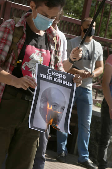 Акция солидарности с гражданами Белоруссии у посольства республики в Киеве