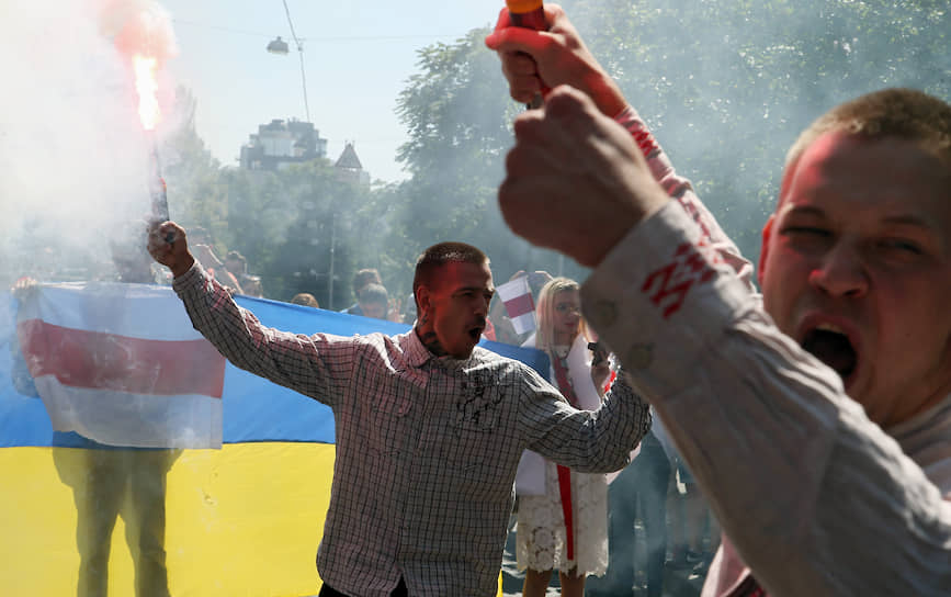 Акция солидарности с гражданами Белоруссии у посольства республики в Киеве