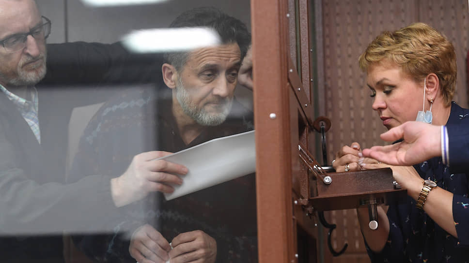 Глава правового управления и имущественных отношений Росавиации Владимир Мнишко (слева) и председатель Московской коллегии адвокатов «Межрегион» Сергей Юрьев
