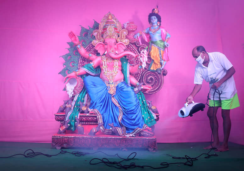 Калькутта, Индия. Санитарная обработка статуи бога Ганеши перед индуистским фестивалем 