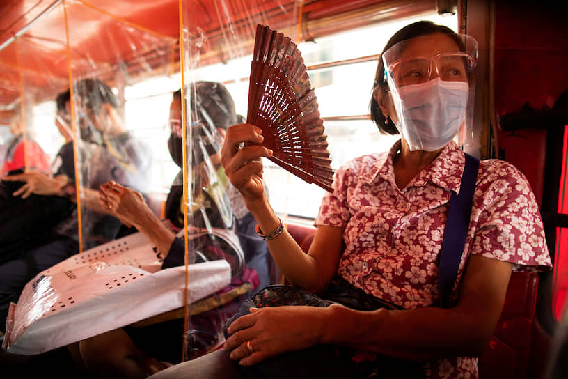 Манила, Филиппины. Пассажиры маршрутки, разделенные пластиковыми барьерами для защиты от коронавируса 