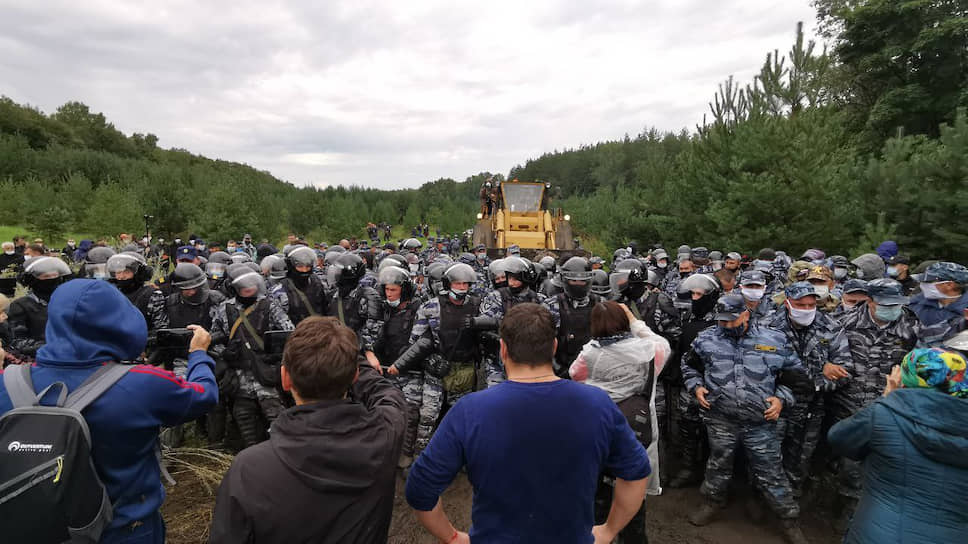Гора Куштау, Башкирия, Россия. Полицейские и участники акции протеста 