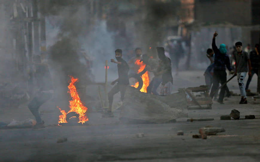Протестующие мусульмане Сринагара забрасывают камнями индийских полицейских